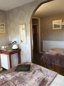 A bed or beds in a room at Kilbrannan Guest House 