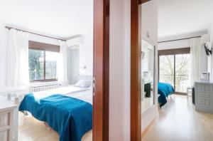 Cama o camas de una habitación en Els Caçadors de Maçanet
