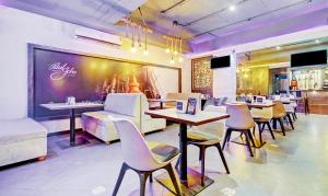 Un restaurante u otro lugar para comer en Olive Zip Rest House Road by Embassy Group