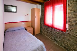 Un pat sau paturi într-o cameră la Allotjament Rural Cal Miquel