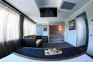 una camera d'albergo con un vassoio di cibo su un letto di Best Western JFK Hotel a Napoli
