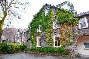 un edificio cubierto de hiedra con entrada en Victorian House, en Grasmere
