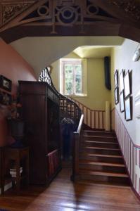 un pasillo con escaleras y una ventana en una casa en Posada Casa de Valle, en Colindres