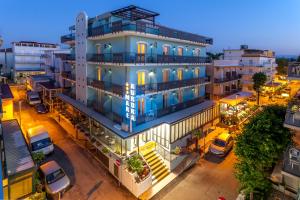 een uitzicht op een gebouw in een stad bij Hotel Aurora Mare in Rimini