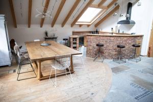 - une salle à manger avec une table et des chaises en bois dans l'établissement Cuka Designhome Aschau, à Aschau im Chiemgau