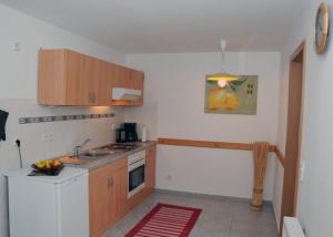Kuchyňa alebo kuchynka v ubytovaní Ferienwohnung Charlott im Riesengebirge
