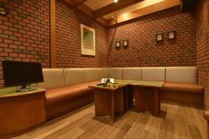 una sala de espera con sofá y TV en The Gran Resort Mikatagoko en Mihama