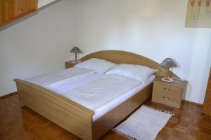 
Ein Bett oder Betten in einem Zimmer der Unterkunft Ferienwohnung Messner-Schauer
