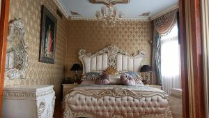 een slaapkamer met een groot bed en een kroonluchter bij Blue House Hotel Old City - Sultanahmet in Istanbul +56 foto's