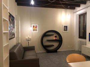 A seating area at APPARTAMENTO AL CASTELLO