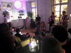 eine Gruppe von Menschen, die in einem Raum mit Musik sitzen in der Unterkunft Lisbon Lounge Hostel in Lissabon