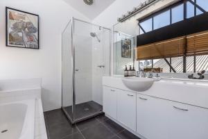 Salle de bains dans l'établissement StayCentral - Fitzroy Converted Warehouse Penthouse