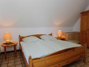 La Casa Ferienwohnung Seeadler tesisinde bir odada yatak veya yataklar