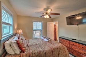 1 dormitorio con 1 cama y ventilador de techo en Family Poconos Home with Decks, 6 Mi to Skiing!, en Albrightsville