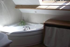 a bathroom with a sink and a window at Jolie maison 2 chambres - jardin in Le Hamel
