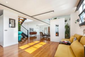 Area tempat duduk di StayCentral - Fitzroy Converted Warehouse Penthouse