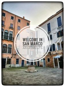 un edificio con un cartel que dice bienvenida en los apartamentos San Marco en San Giovanni Novo Apartments, en Venecia