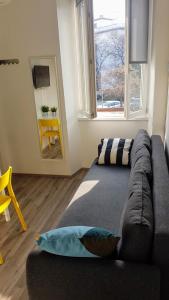 sala de estar con sofá y ventana en Apartments Flanaticus, en Pula