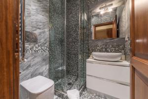 A bathroom at 900 Apartments Lazio, Emilia & La Corte