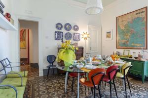 - une salle à manger avec une table et des chaises dans l'établissement Trìcora Sicilian B&B, à Catane