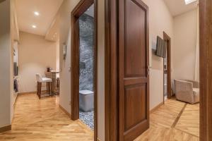 A television and/or entertainment centre at 900 Apartments Lazio, Emilia & La Corte