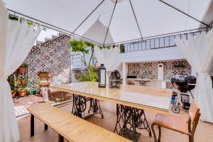 a dining room with a table and benches at Groundfloor in Faro