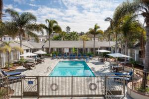 Vaade basseinile majutusasutuses Holiday Inn Express and Suites La Jolla - Windansea Beach, and IHG Hotel või selle lähedal