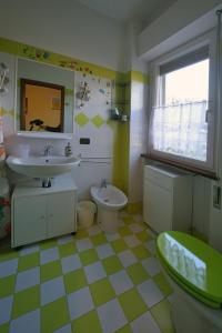 a bathroom with a sink and a toilet at Casa Amadi 2 - La tua casa lontano da casa in Brescia