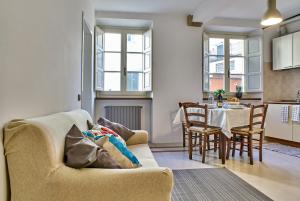 uma sala de estar com um sofá e uma mesa em Tranquillo bilocale in centro em Lucca