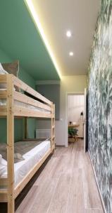 Krevet ili kreveti na sprat u jedinici u okviru objekta “Champions” Apartment in N. Kosmos neighbourhood