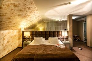 1 dormitorio con 1 cama grande y 2 lámparas en Berberys Park Hotel, en Kazimierz Dolny