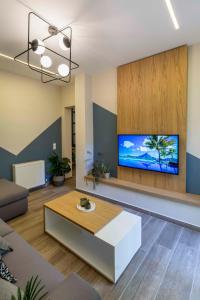 TV a/nebo společenská místnost v ubytování “Champions” Apartment in N. Kosmos neighbourhood