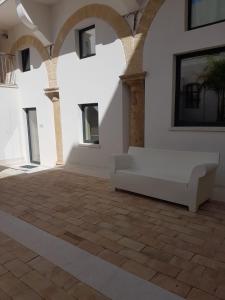 馬爾薩拉的住宿－Chiostro di S. Antonio，大楼内带白色沙发的客厅