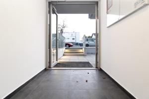 Foto dalla galleria di Red Flower Apartment with Pool - 5 min to Lake a Vienna