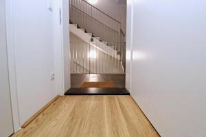 Foto dalla galleria di Red Flower Apartment with Pool - 5 min to Lake a Vienna
