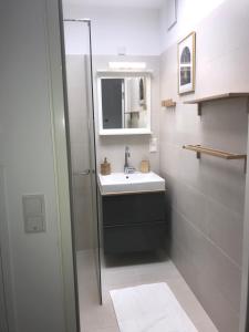 Bagno di Red Flower Apartment with Pool - 5 min to Lake