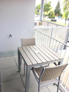 Balcone o terrazza di Red Flower Apartment with Pool - 5 min to Lake