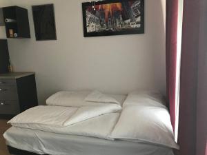 Letto o letti in una camera di Red Flower Apartment with Pool - 5 min to Lake