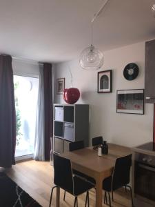 Cucina o angolo cottura di Red Flower Apartment with Pool - 5 min to Lake