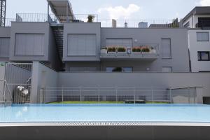 Piscina di Red Flower Apartment with Pool - 5 min to Lake o nelle vicinanze