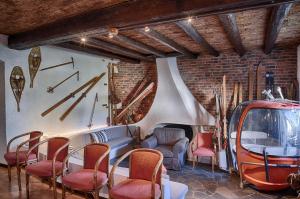 una habitación con un montón de sillas y esquís en la pared en Hotel du Col de l'Arc en Lans-en-Vercors