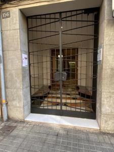 un edificio con una puerta de metal en un edificio en VIU BARCELONA BERTRAN, en Barcelona