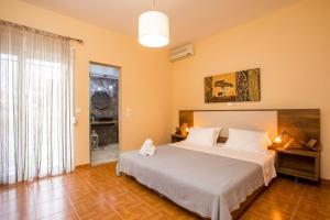 Ein Bett oder Betten in einem Zimmer der Unterkunft Kalathos Villa