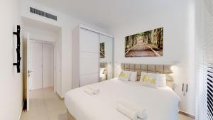 Кровать или кровати в номере Cozy Allenby Apartment for 4 by HolyGuest