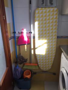 eine Lampe in einer Küche neben einer Waschmaschine in der Unterkunft La terraza de San Pedro in Cádiz