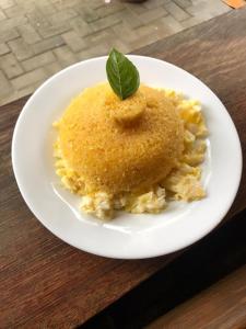 un plato de comida con una hoja encima de la pasta en Pousada do Tio Zé, en Itacaré