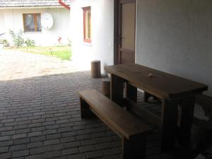 un banco de madera sentado fuera de un edificio en Talsu Pirtiņa Vijoles, en Talsi