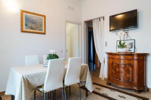 TV a/nebo společenská místnost v ubytování Holiday Home Alle Pavoncelle, indipendente con terrazzo di 60 mq
