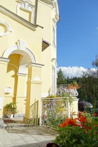 a building with a balcony with flowers on it at Villa Sonnenstrahl in Mariánské Lázně