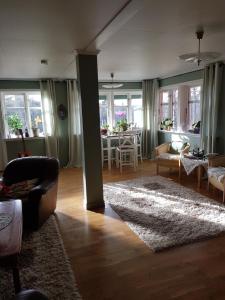 Area soggiorno di Skogsbrynet B&B, Bredsjö Nya Herrgård